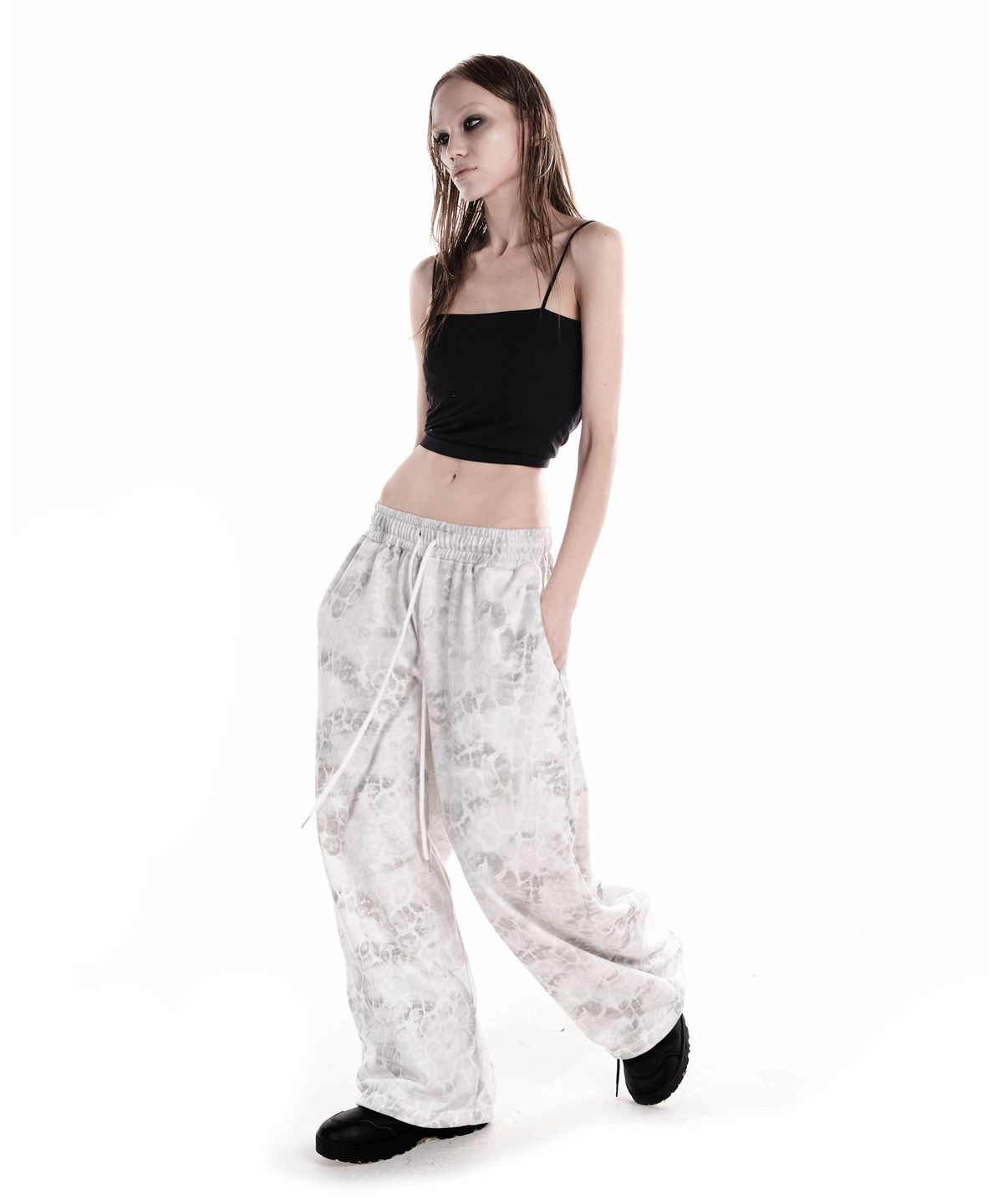 이양(EYANG) PARTY GIRL HOTFIX SET SWEATPANTS WHITE LEOPARD