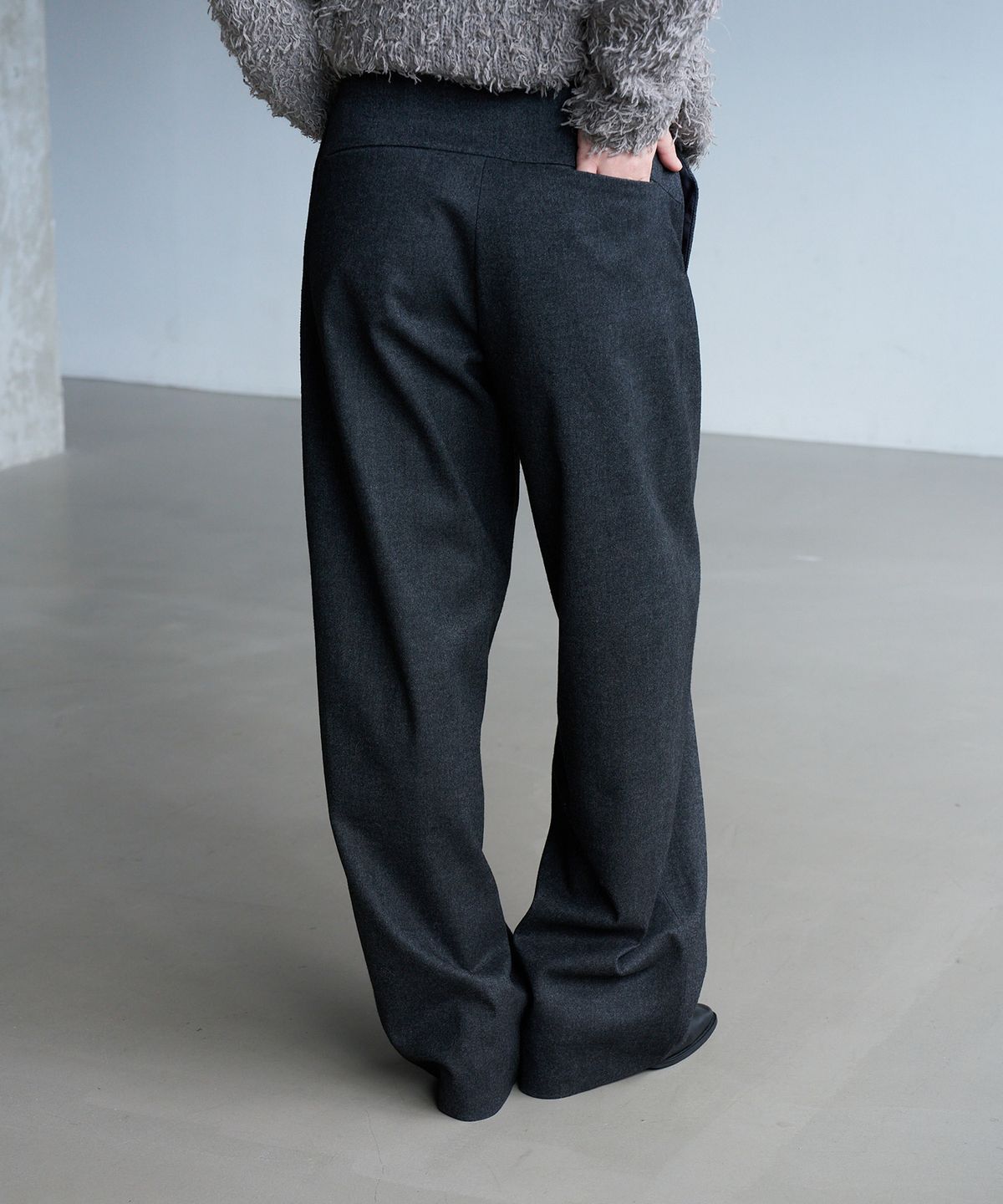 린테(LYNTE) Contour Waistless Wool Slacks