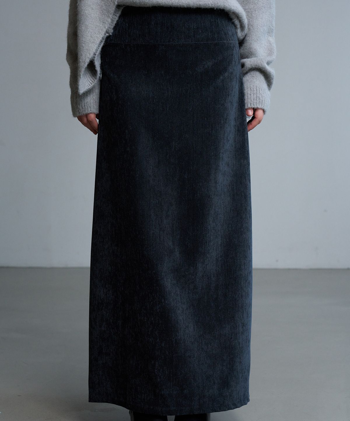 린테(LYNTE) Bellskin Maxi Skirt (Charcoal)