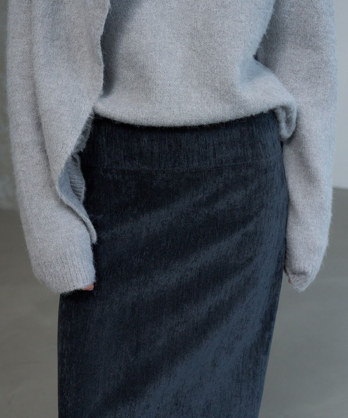린테(LYNTE) Bellskin Maxi Skirt (Charcoal)