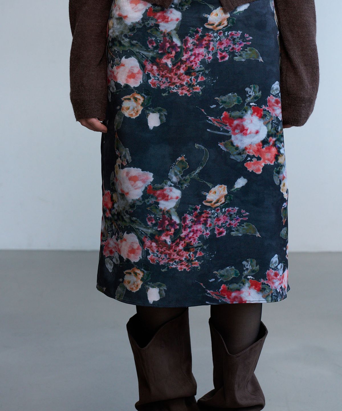 린테(LYNTE) Blurred Floral Midi Skirt (Midnight Charcoal)