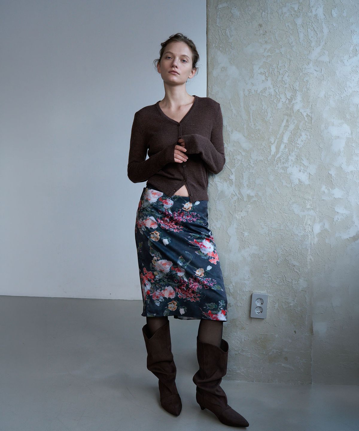 린테(LYNTE) Blurred Floral Midi Skirt (Midnight Charcoal)