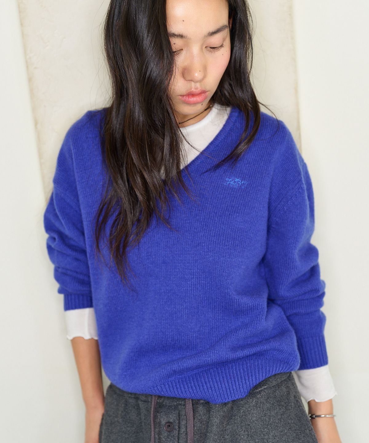 홈바디띵즈(HOMEBODY THINGS) HBT Wool V-Neck Knit (ROYAL BLUE)