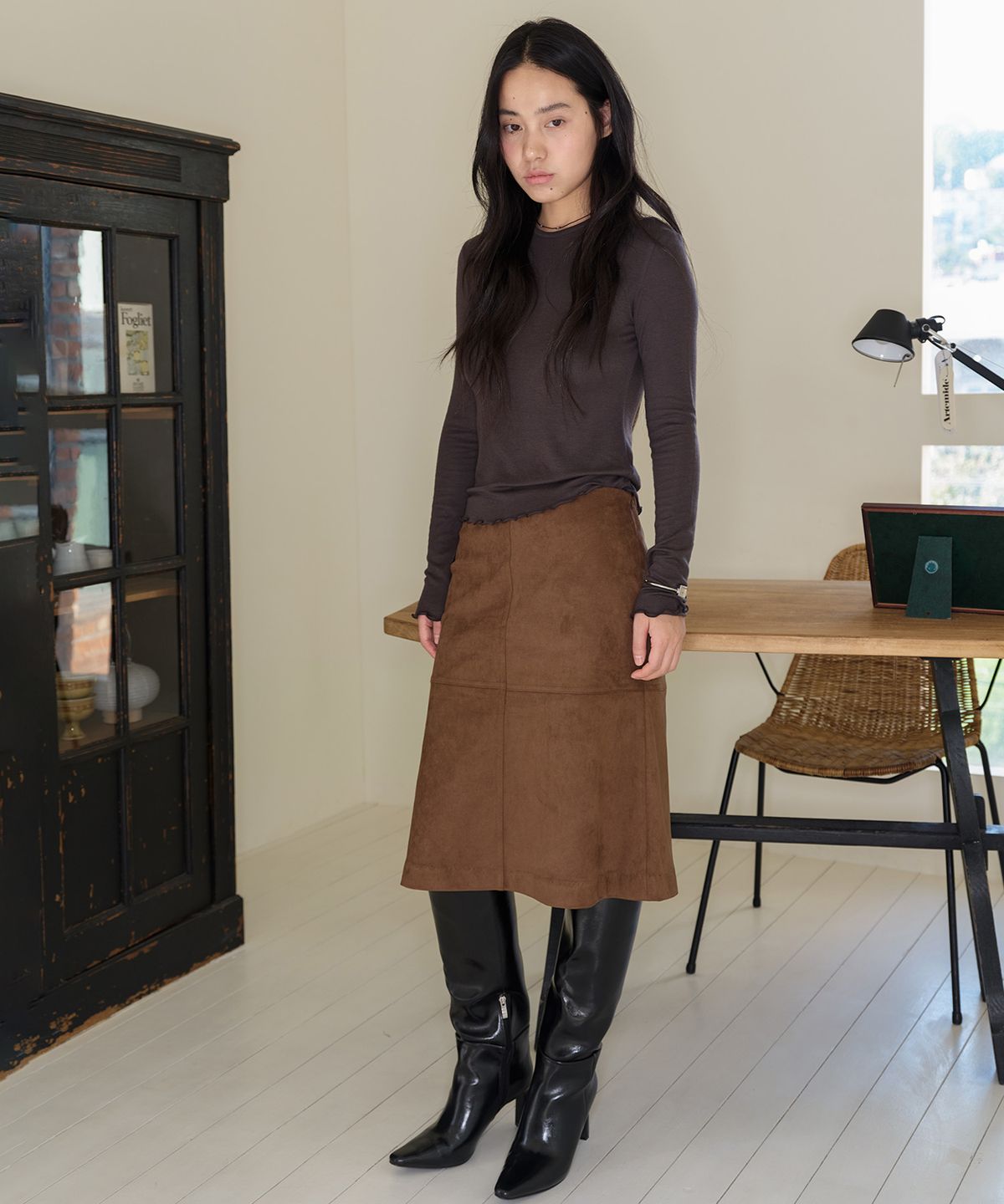 홈바디띵즈(HOMEBODY THINGS) Suede Midi Skirt (BROWN)