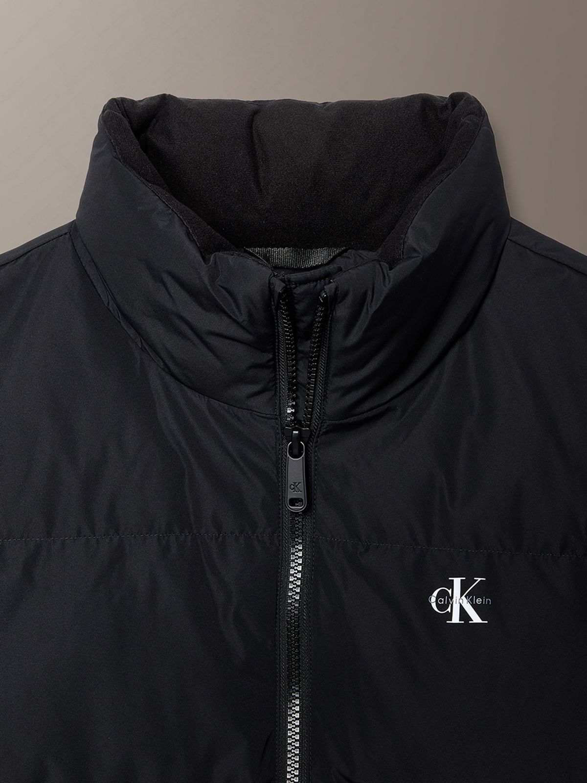 캘빈클라인 진(CALVIN KLEIN JEANS) 스탠드 칼라 모노로고 다운 자켓 4RH570G UB1