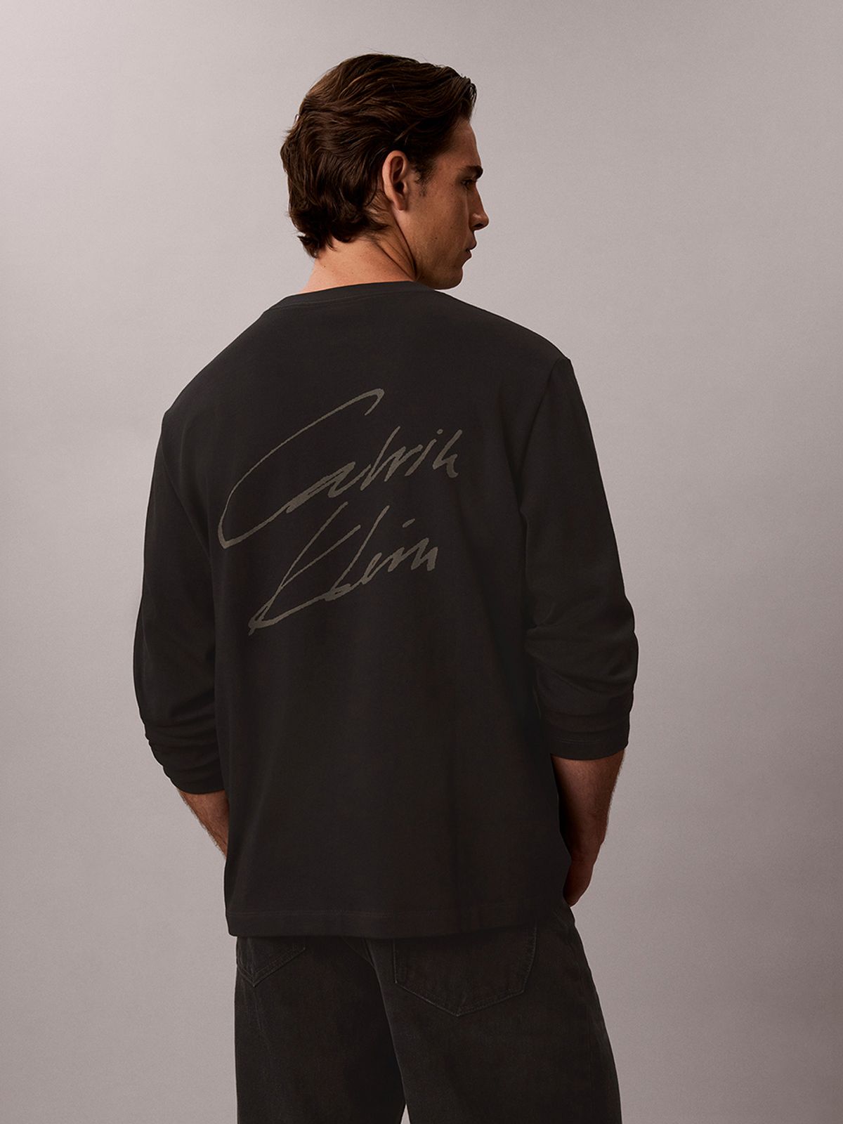 캘빈클라인 진(CALVIN KLEIN JEANS) 릴렉스 300gsm 백 스크립트 그래픽 긴팔 티셔츠 4RJ814G UB1