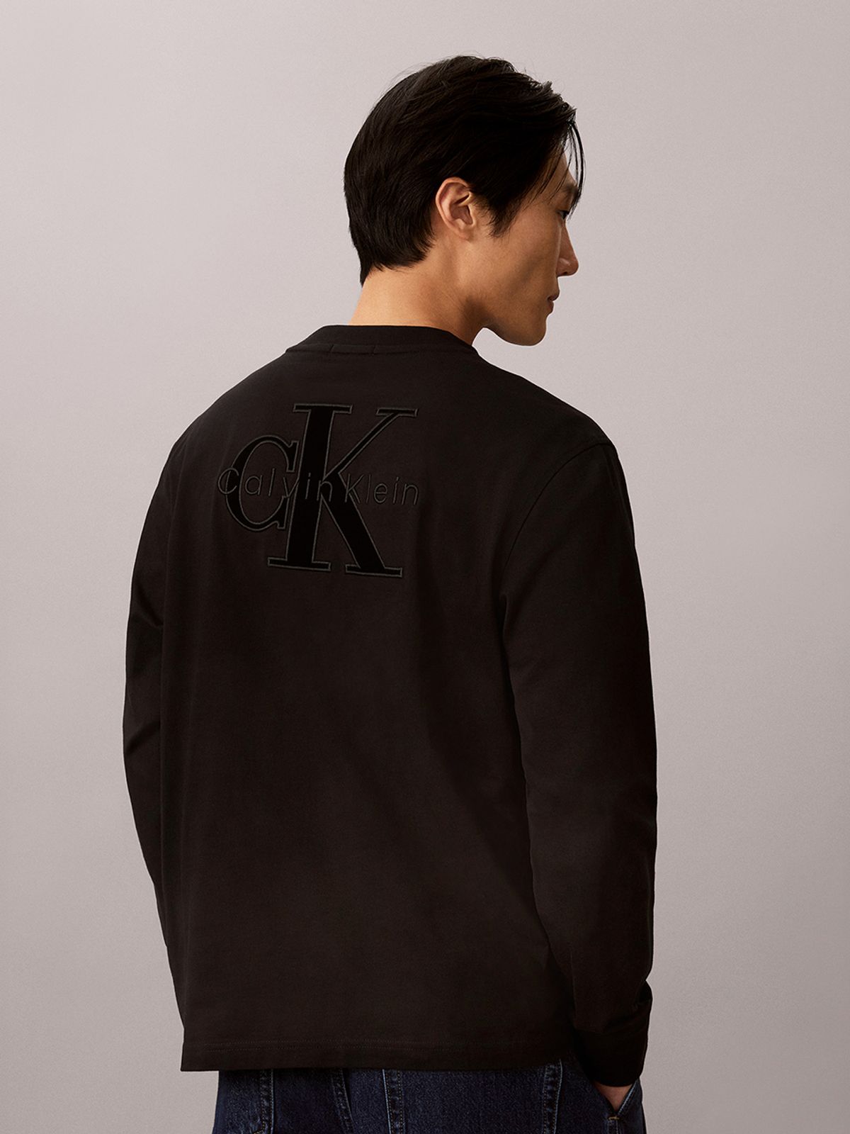 캘빈클라인 진(CALVIN KLEIN JEANS) 릴렉스 벨벳 백 모노로고 그래픽 긴팔 티셔츠 4RJ263G UB1