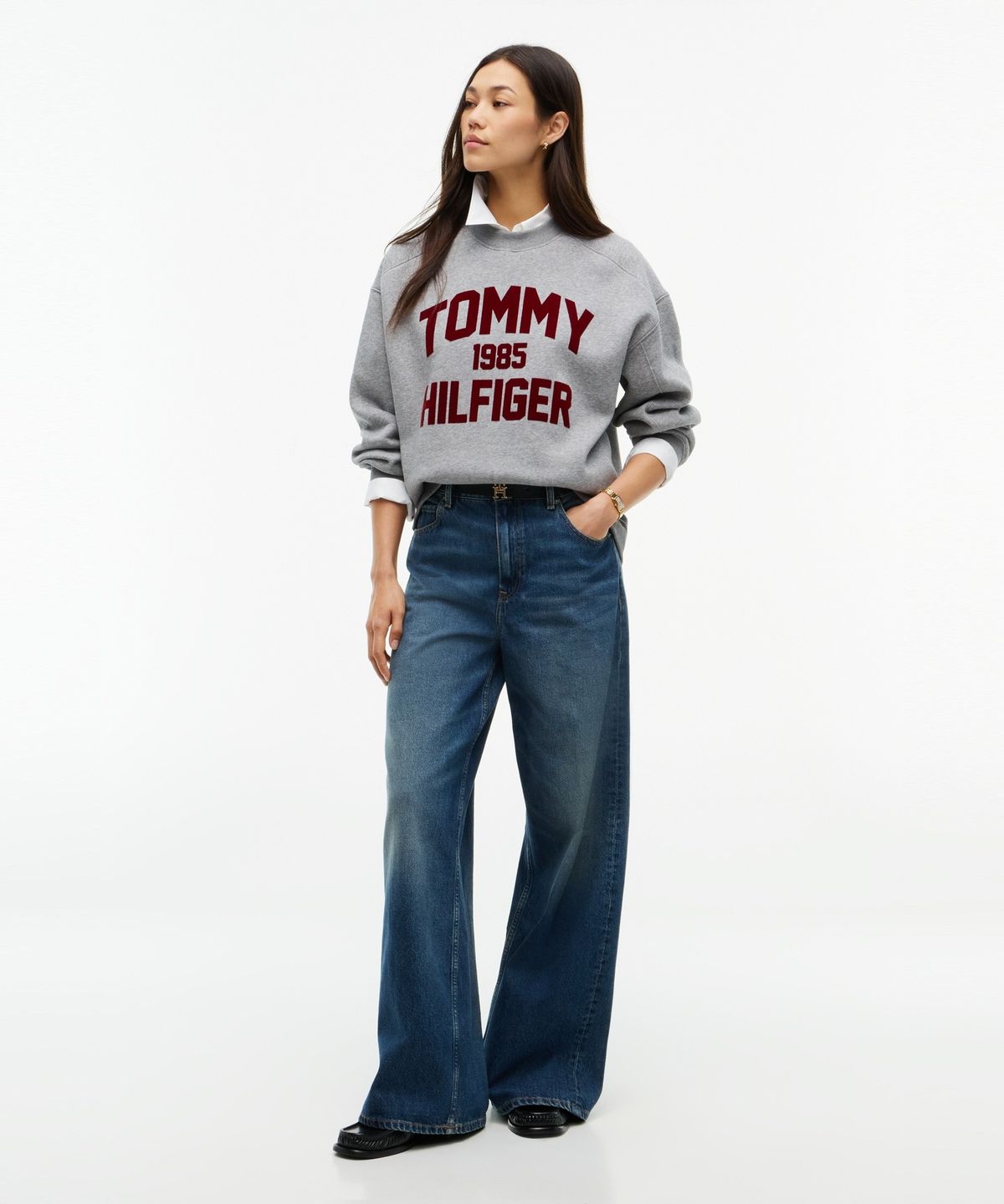 타미힐피거(TOMMY HILFIGER) 바시티 플록 오버사이즈 스웨트셔츠 (T22G7TTO065WT1P7D)