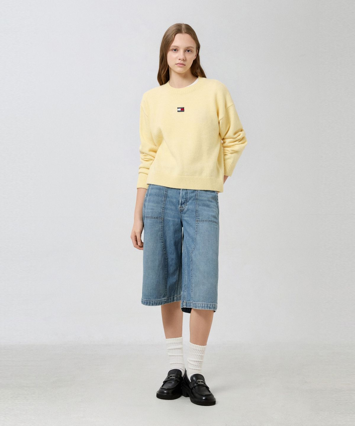 타미진스(TOMMY JEANS) 플러피 배지 스웨터 (T32G7KTO18TWT1ZF9)