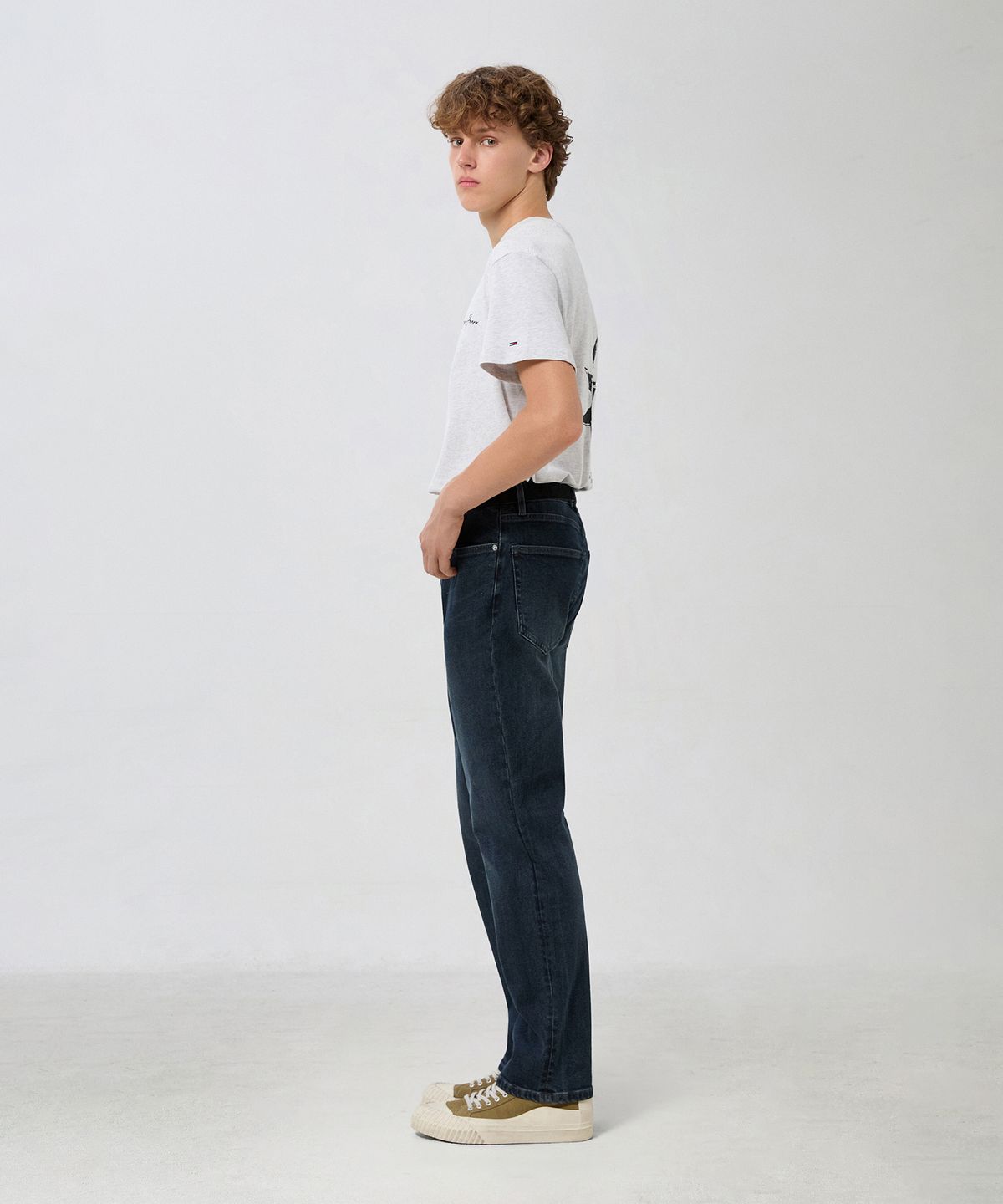 타미진스(TOMMY JEANS) 스캔톤 슬림 스트레이트 핏 브러쉬드 데님 팬츠 (T32G6NES16TML11BK)