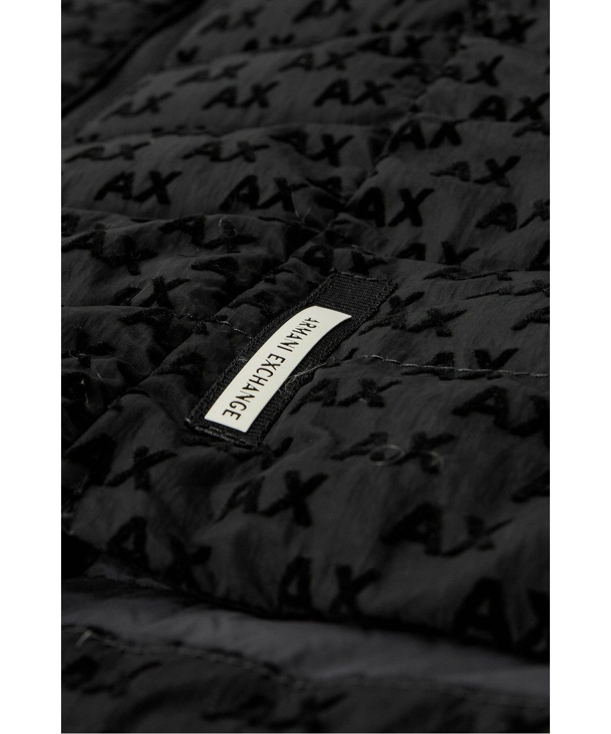 아르마니 익스체인지(ARMANI EXCHANGE) 남성 올오버 로고 패턴 다운 베스트 _블랙_A416310021