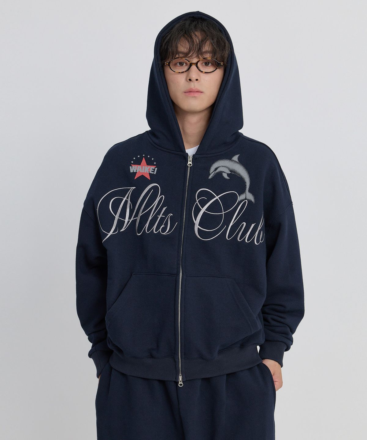 와이케이(WAIKEI) 말티클럽 레터링 후드 집업 네이비