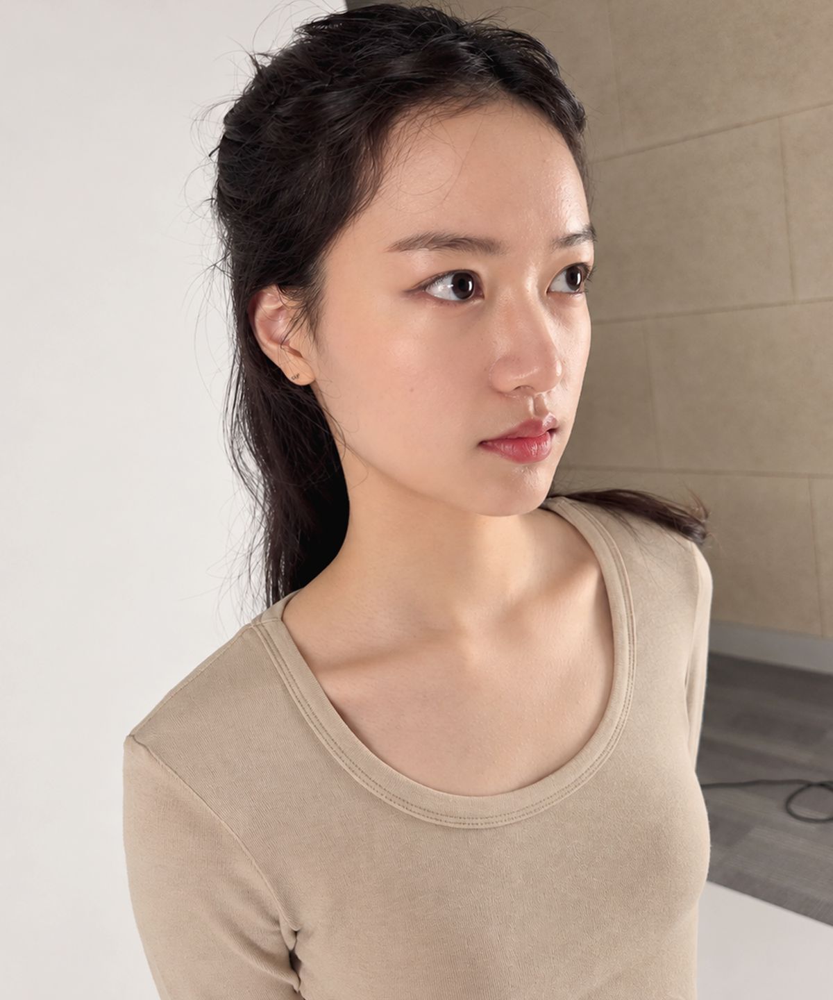 리브레너(REBRENNER) 포인트 숄더 슬림핏 롱슬리브 아이보리