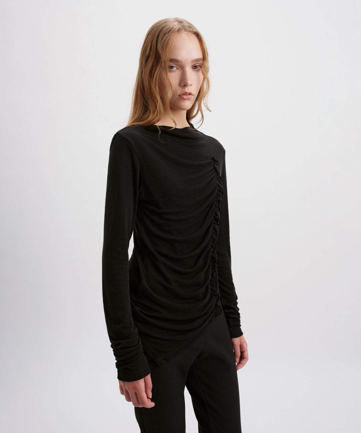 시메트릭 퍼센트(SYMMETRICPERCENT) Asymmetric Shirring Top / Black