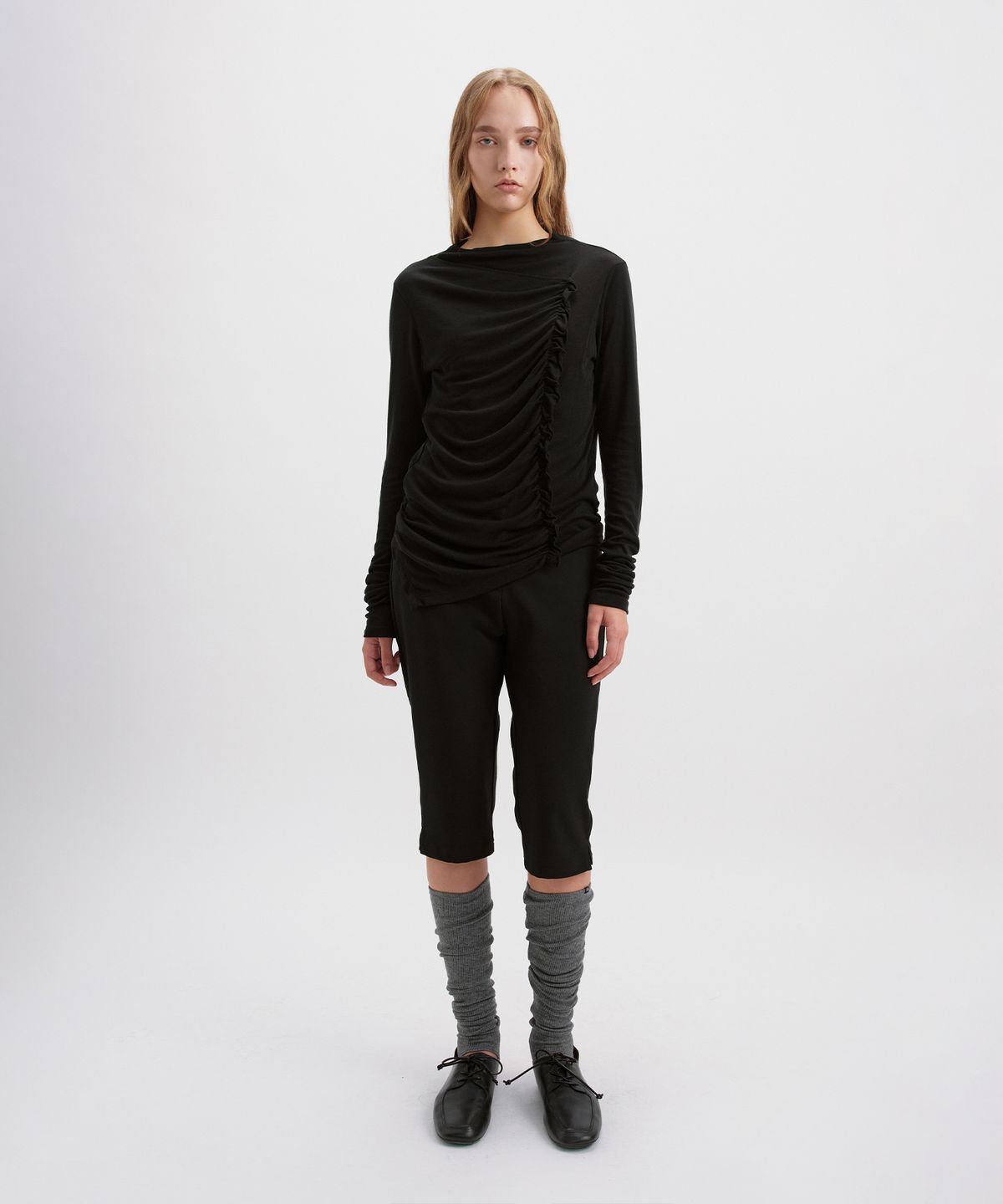 시메트릭 퍼센트(SYMMETRICPERCENT) Asymmetric Shirring Top / Black