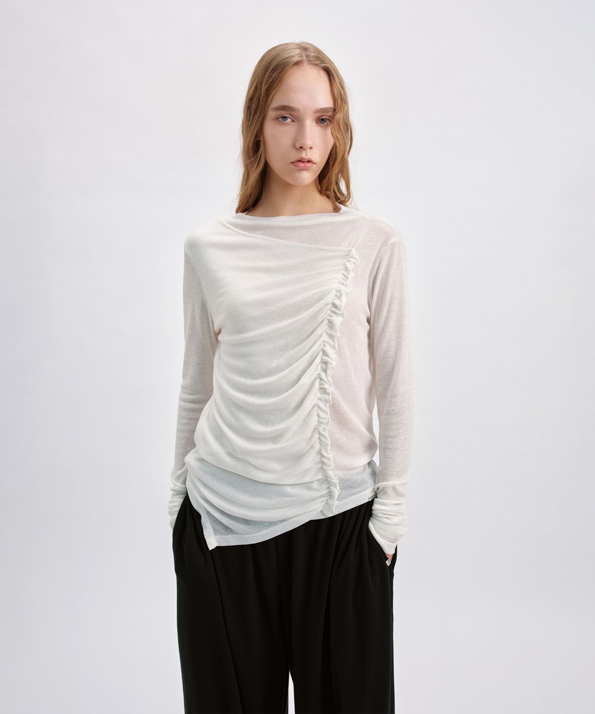 시메트릭 퍼센트(SYMMETRICPERCENT) Asymmetric Shirring Top / Ivory
