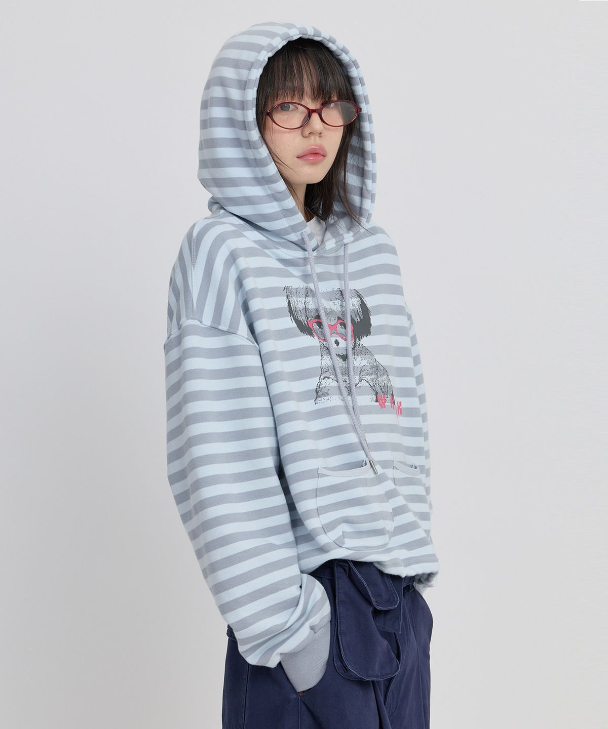 와이케이(WAIKEI) 말티즈 포켓 스트라이프 후드티셔츠 스카이블루
