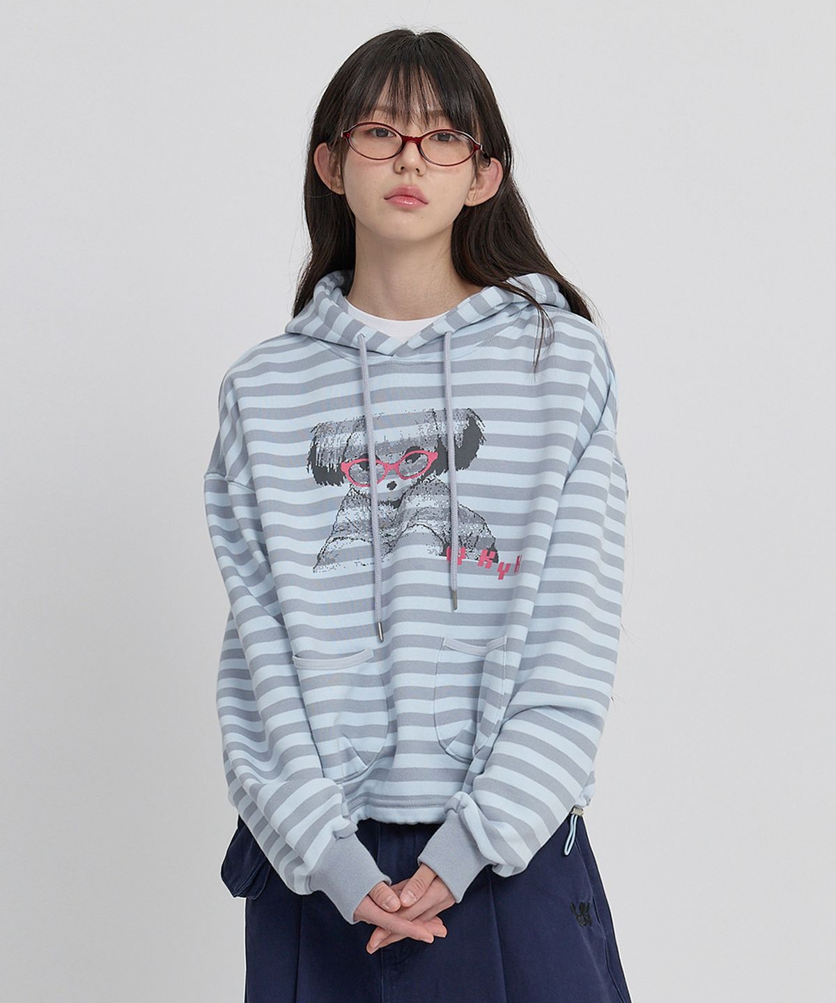 와이케이(WAIKEI) 말티즈 포켓 스트라이프 후드티셔츠 스카이블루