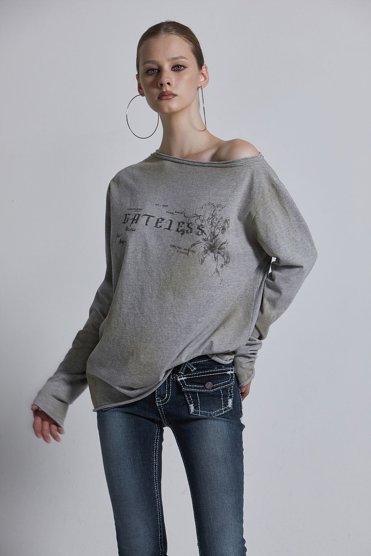 게이트리스(GATELESS) DROWING LONG SLEEVE