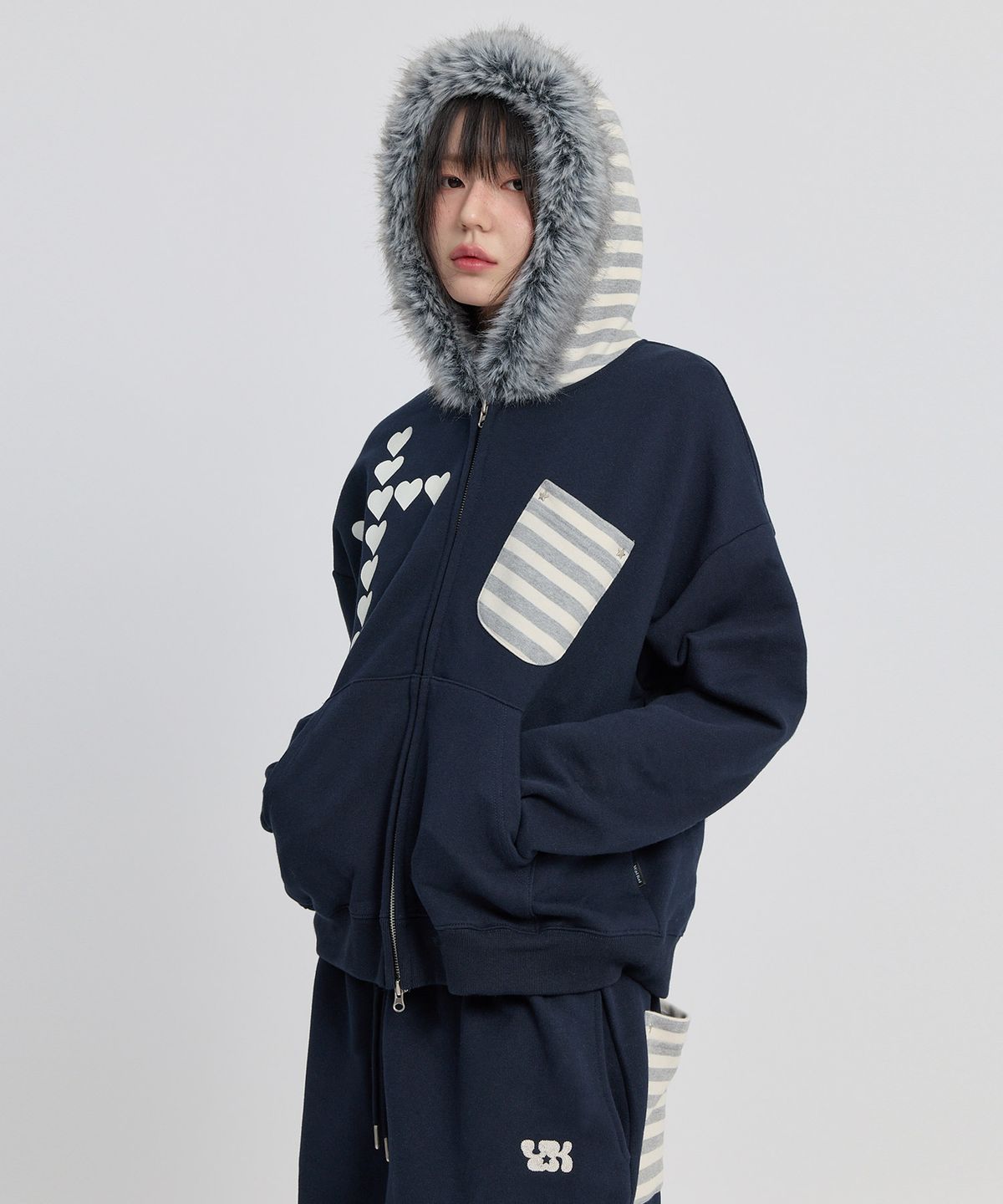 와이케이(WAIKEI) 하트 크로스 배색 퍼 후드 집업 네이비