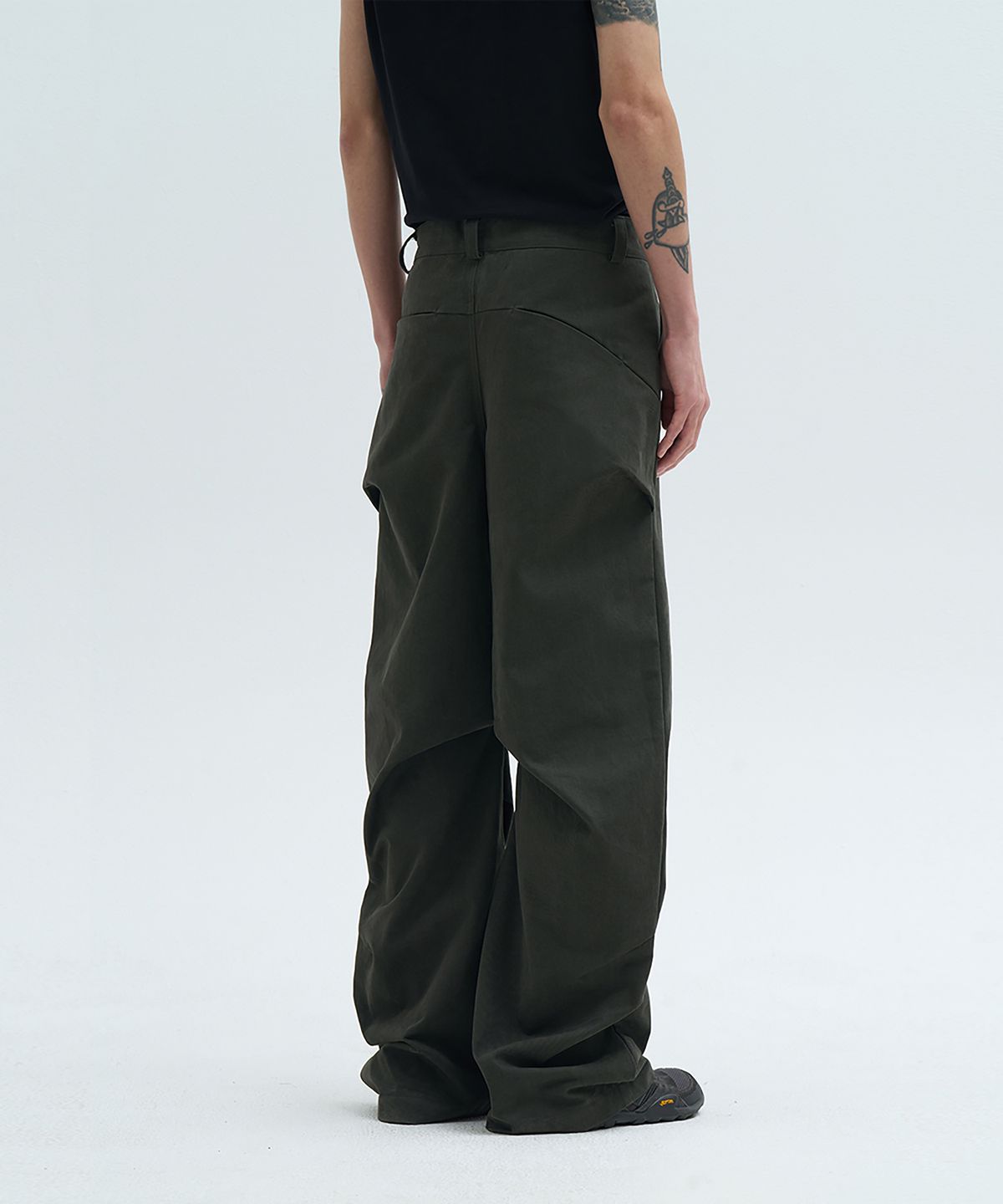 카사카사(KASAKASA) Pleated Pants Charcoal