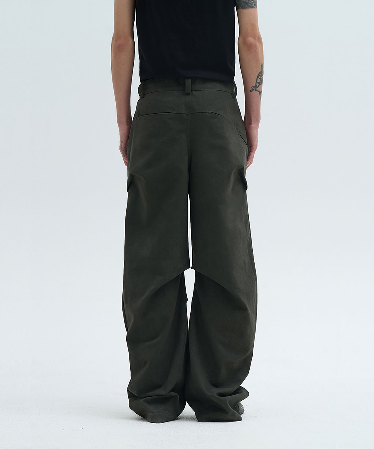 카사카사(KASAKASA) Pleated Pants Charcoal