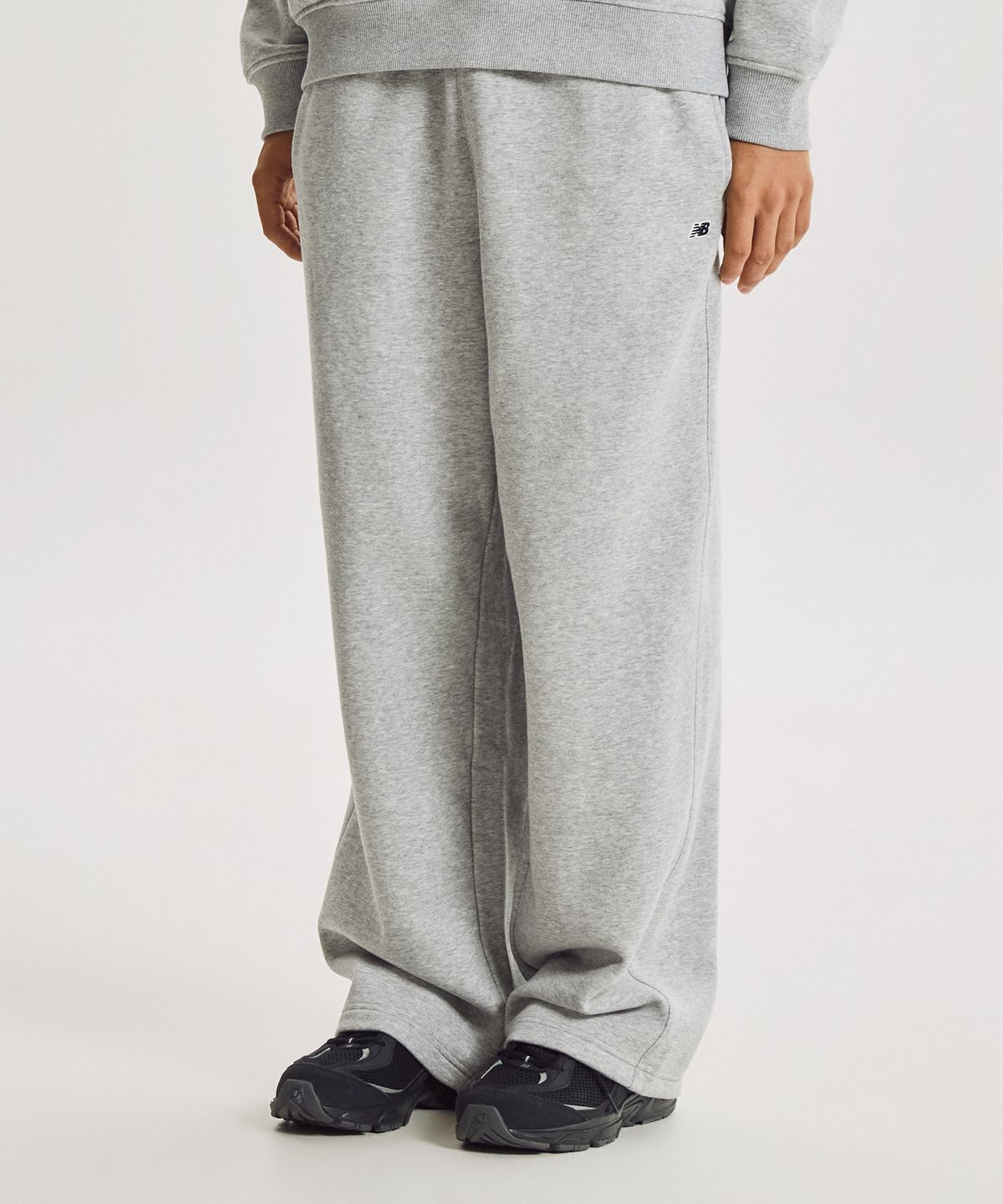 뉴발란스(NEW BALANCE) NBMLG41023 / UNI 에센셜 클래식 기모 와이드 팬츠 (M/GRAY)