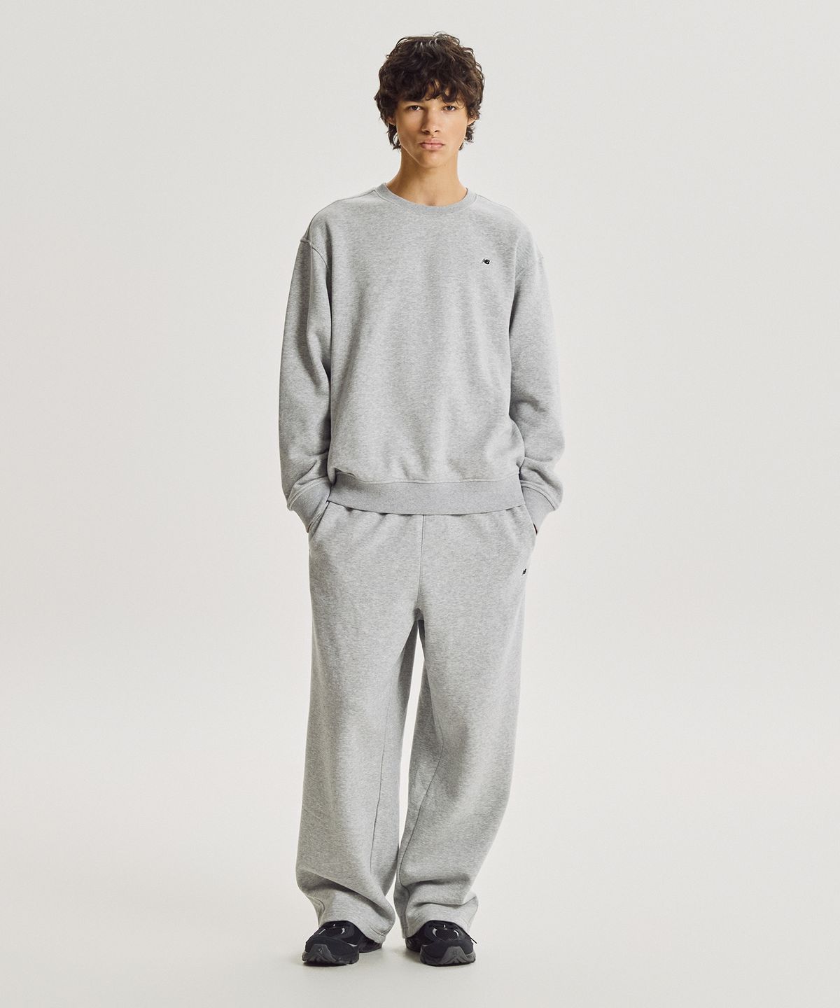 뉴발란스(NEW BALANCE) NBMLG41023 / UNI 에센셜 클래식 기모 와이드 팬츠 (M/GRAY)