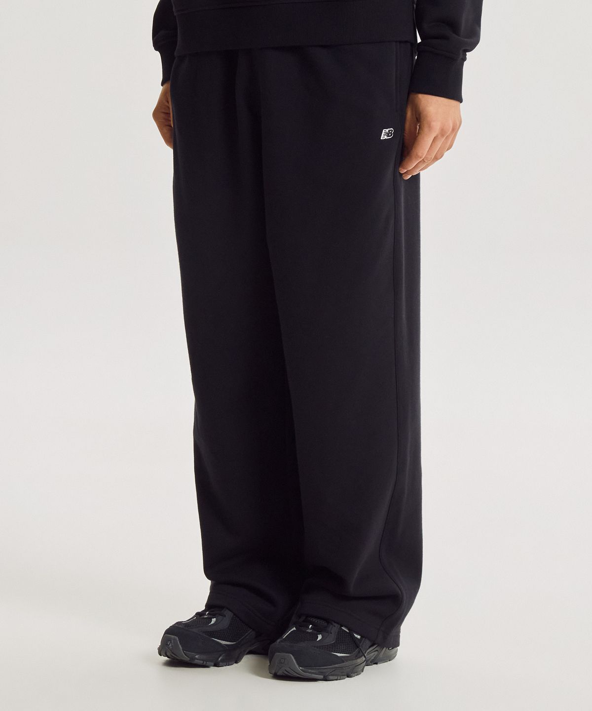 뉴발란스(NEW BALANCE) NBMLG41023 / UNI 에센셜 클래식 기모 와이드 팬츠 (BLACK)
