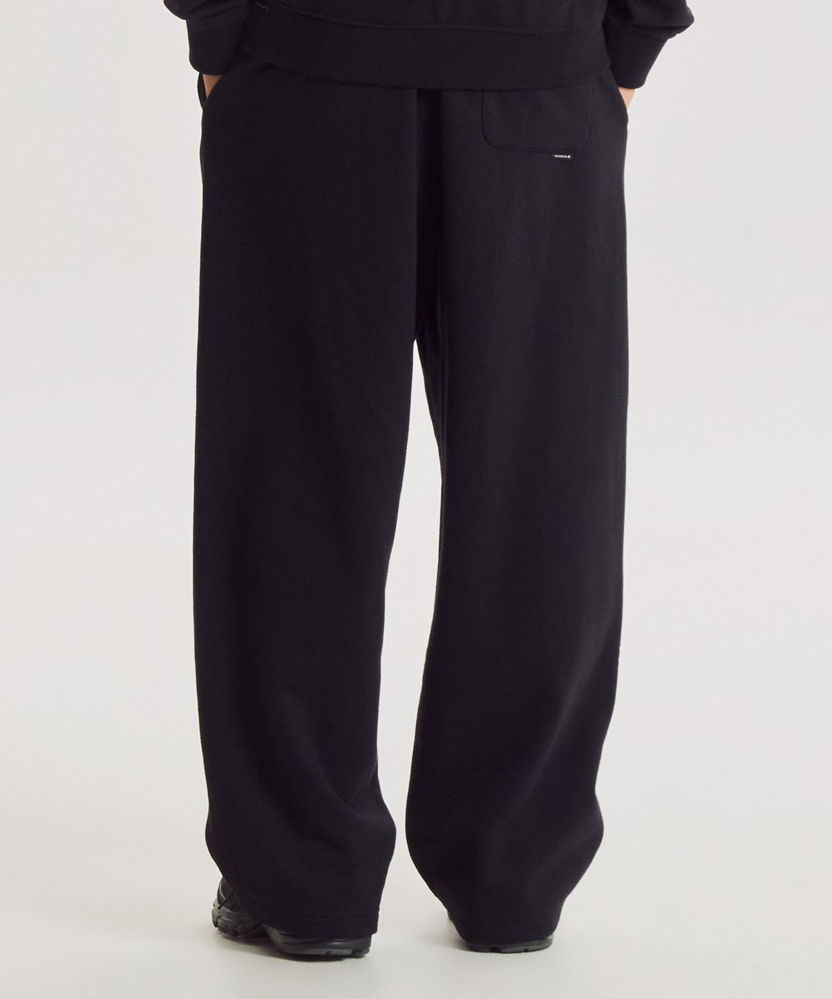 뉴발란스(NEW BALANCE) NBMLG41023 / UNI 에센셜 클래식 기모 와이드 팬츠 (BLACK)