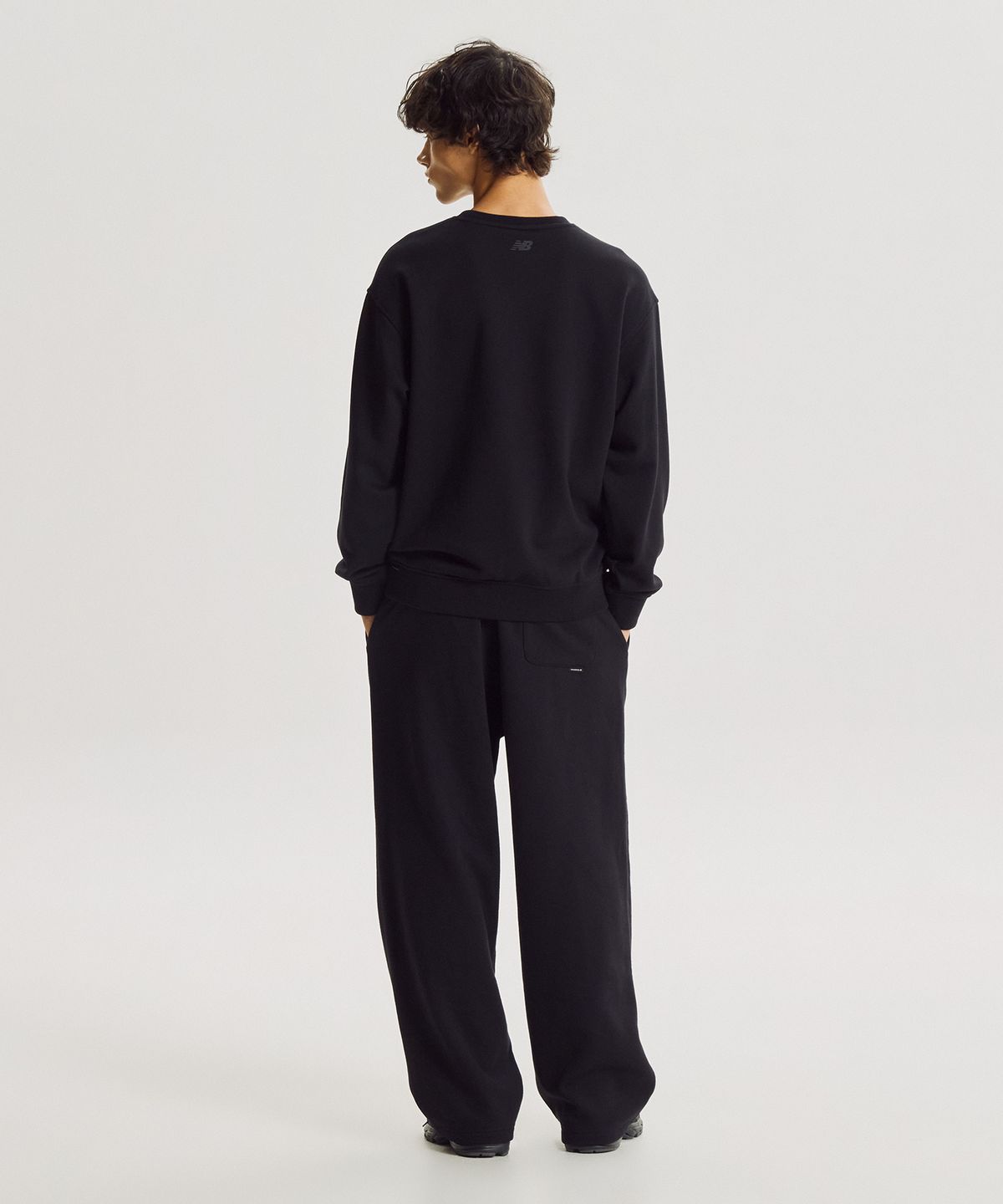 뉴발란스(NEW BALANCE) NBMLG41023 / UNI 에센셜 클래식 기모 와이드 팬츠 (BLACK)
