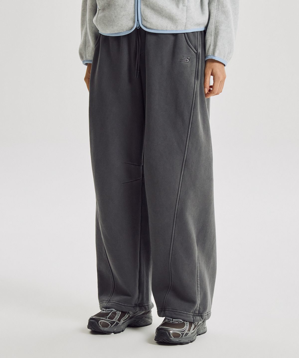 뉴발란스(NEW BALANCE) NBMLG4W062 / WOMEN 에센셜 기모 다잉 커브드 오버와이드 팬츠 (D/CHARCOAL)