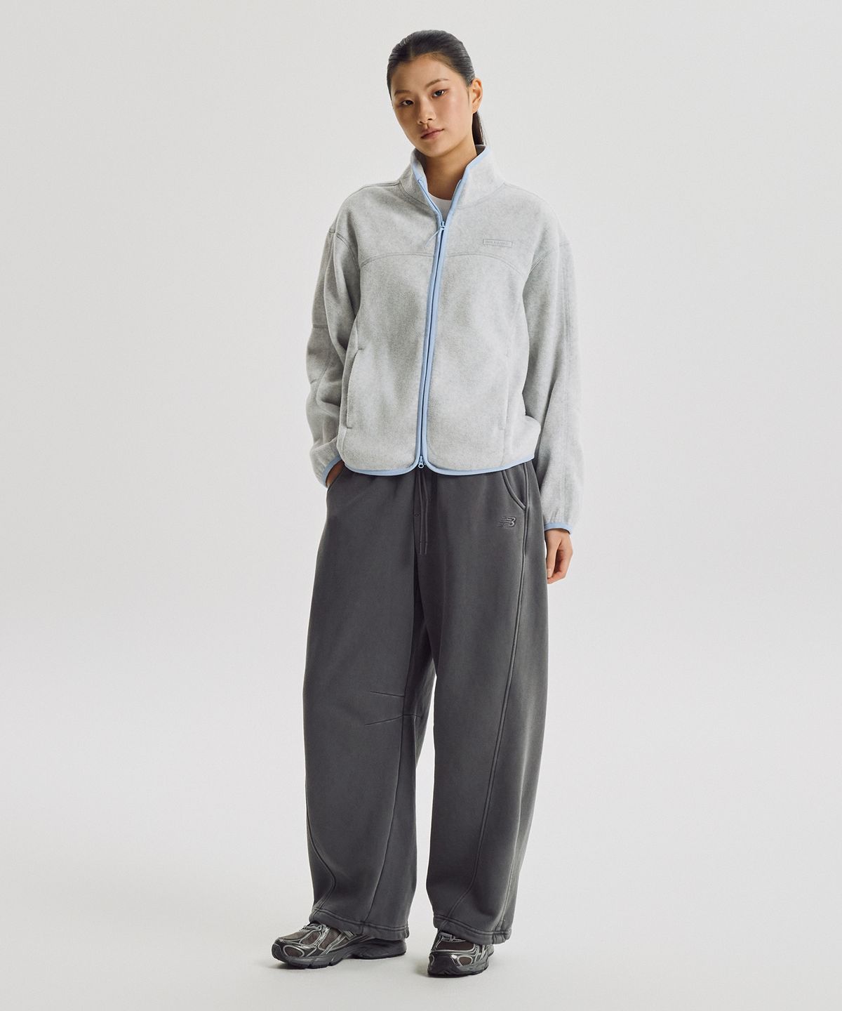 뉴발란스(NEW BALANCE) NBMLG4W062 / WOMEN 에센셜 기모 다잉 커브드 오버와이드 팬츠 (D/CHARCOAL)