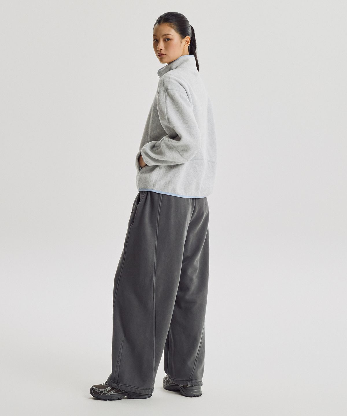 뉴발란스(NEW BALANCE) NBMLG4W062 / WOMEN 에센셜 기모 다잉 커브드 오버와이드 팬츠 (D/CHARCOAL)