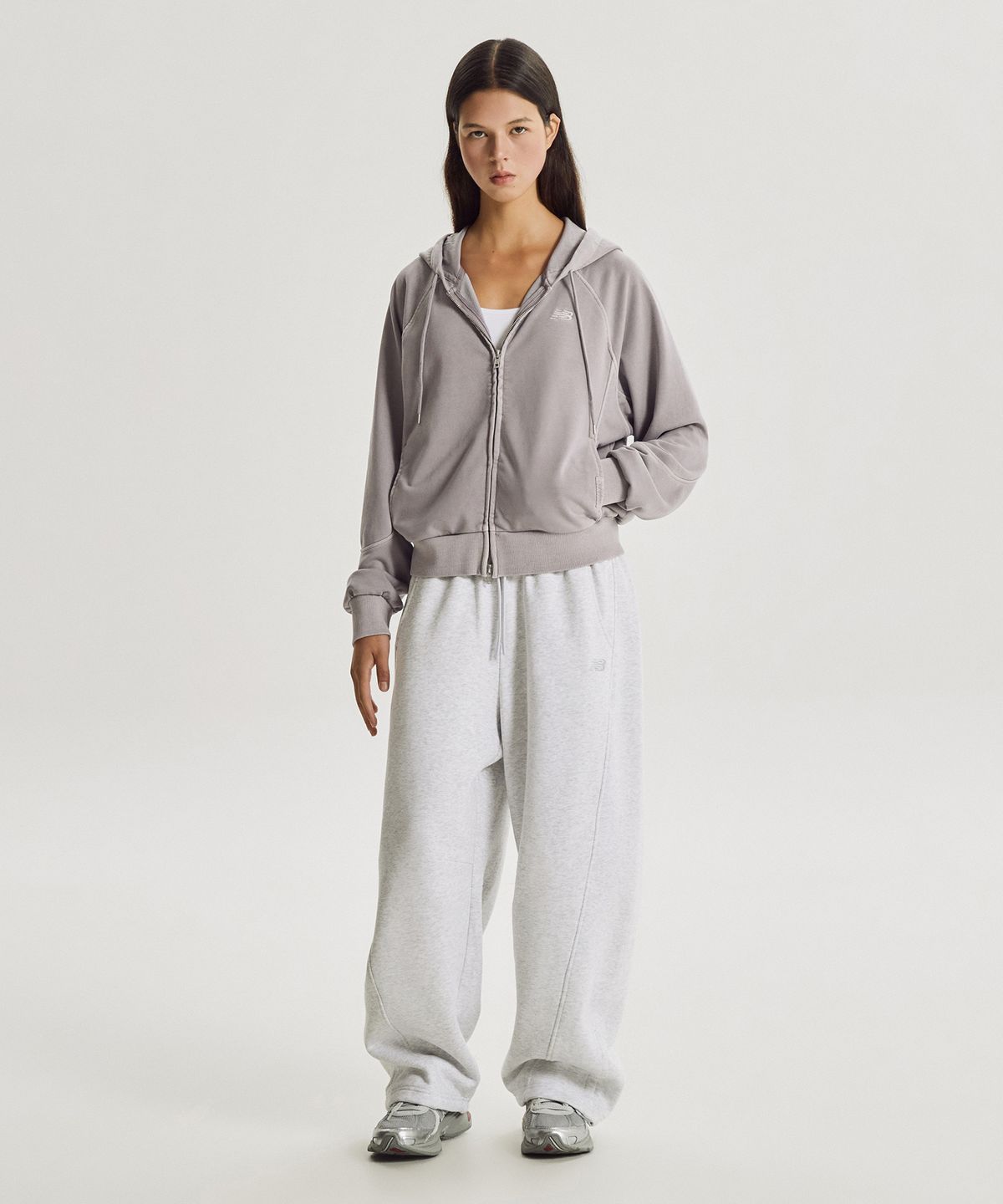 뉴발란스(NEW BALANCE) NBMLG4W022 / WOMEN 에센셜 기모 커브드 오버와이드 팬츠 (L/GRAY)