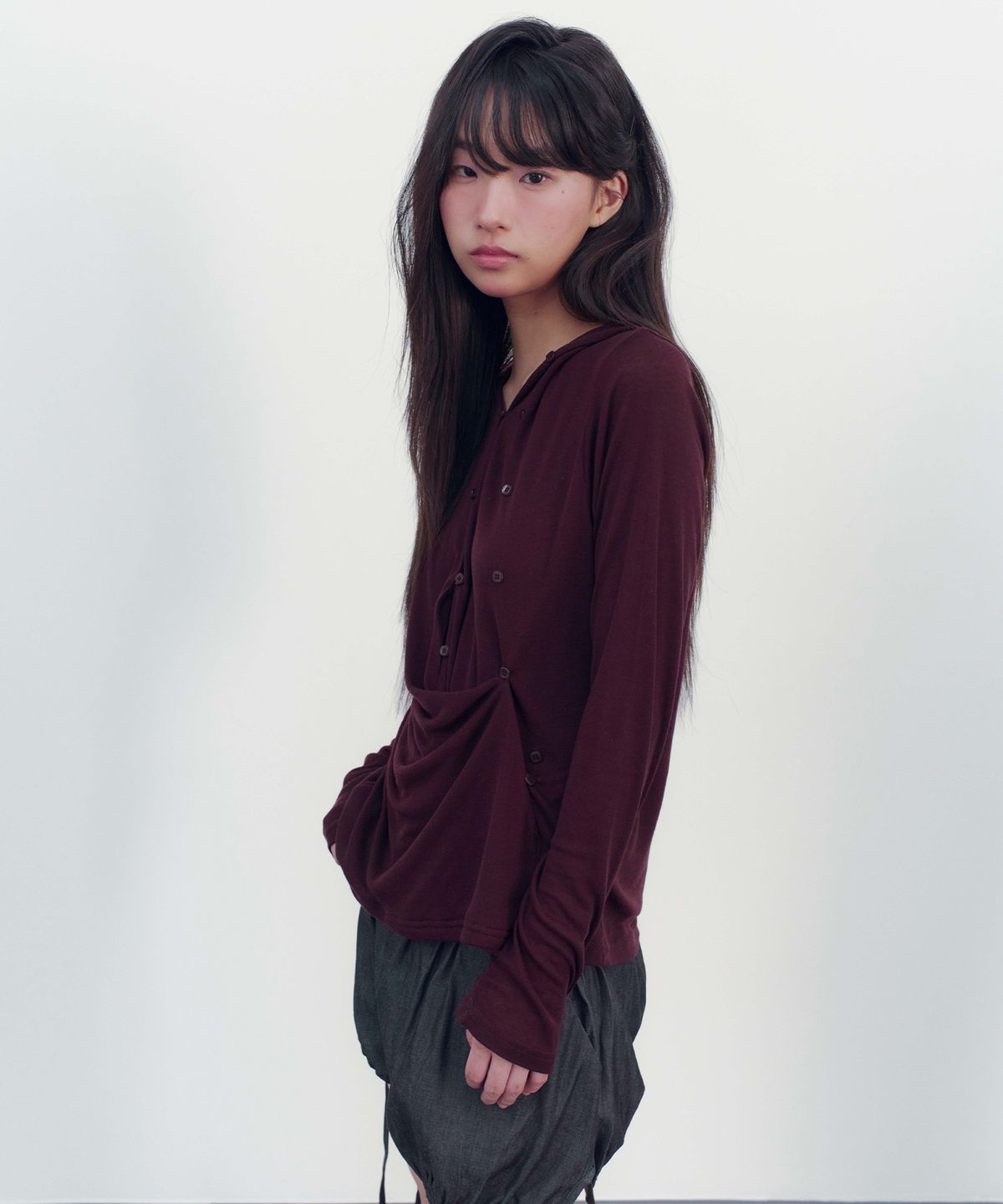 온스카(ONSKA) DRAPE BUTTON HOODED LONG SLEEVE T (WINE)