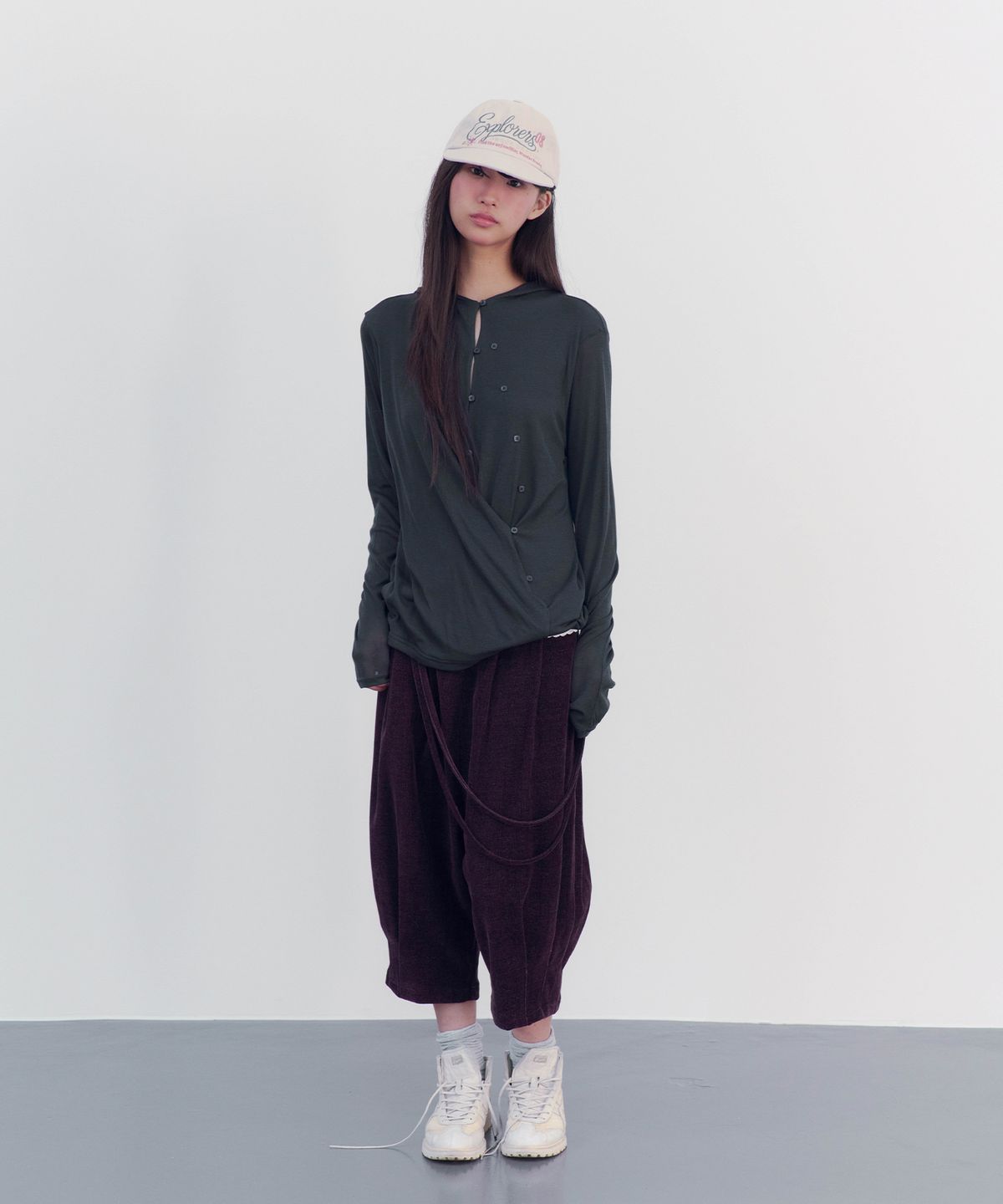 온스카(ONSKA) DRAPE BUTTON HOODED LONG SLEEVE T (CHARCOAL)