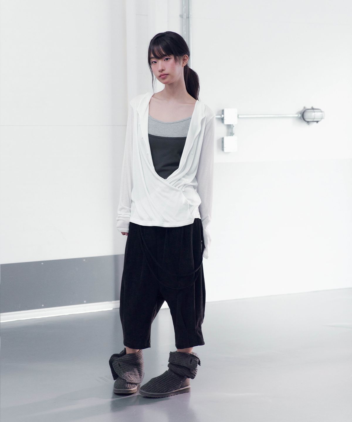온스카(ONSKA) DRAPE BUTTON HOODED LONG SLEEVE T (WHITE)