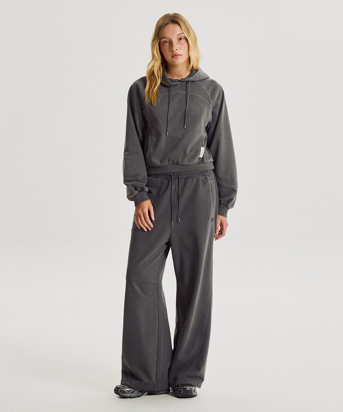 뉴발란스(NEW BALANCE) NBN0G4W922 / WOMEN 에센셜 다잉 후드티 (D/CHARCOAL)