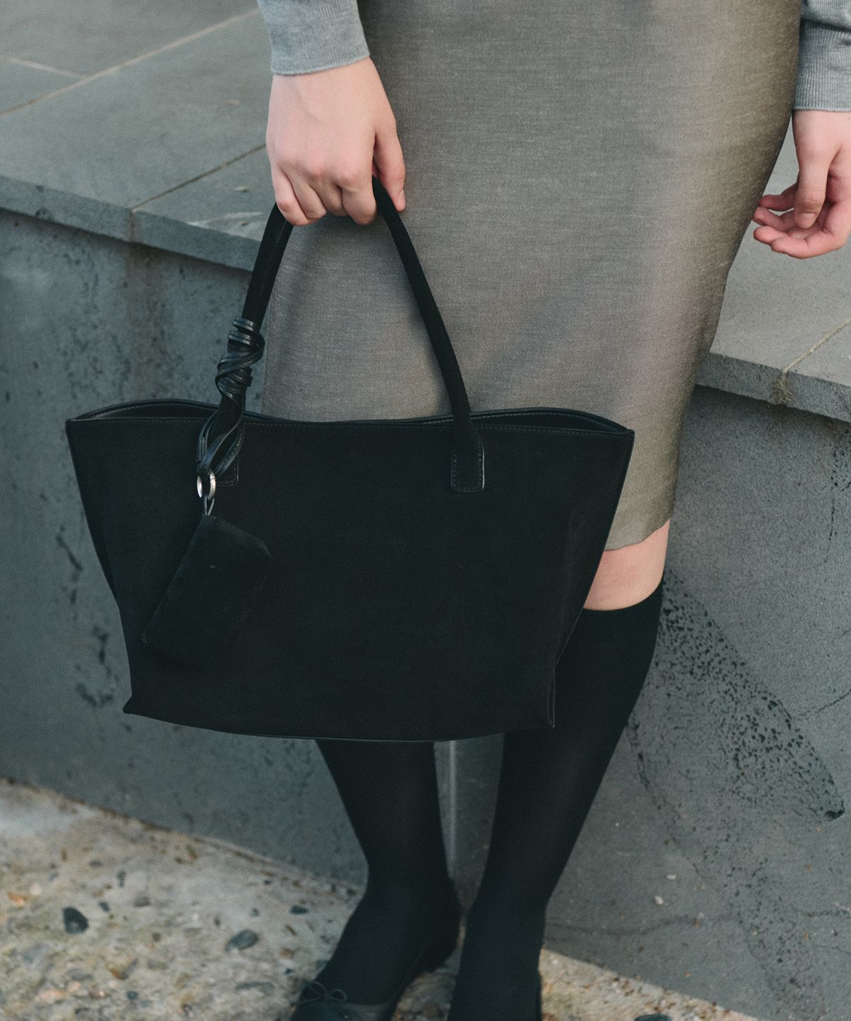 드메리엘(DEMERIEL) Arco Shopper Bag Medium Suede Black