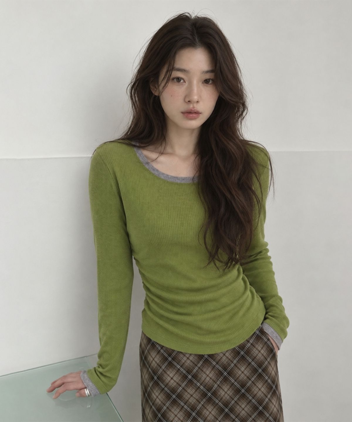넌즈시(NUNZSI) 앙고라 셔링 배색 티셔츠 올리브