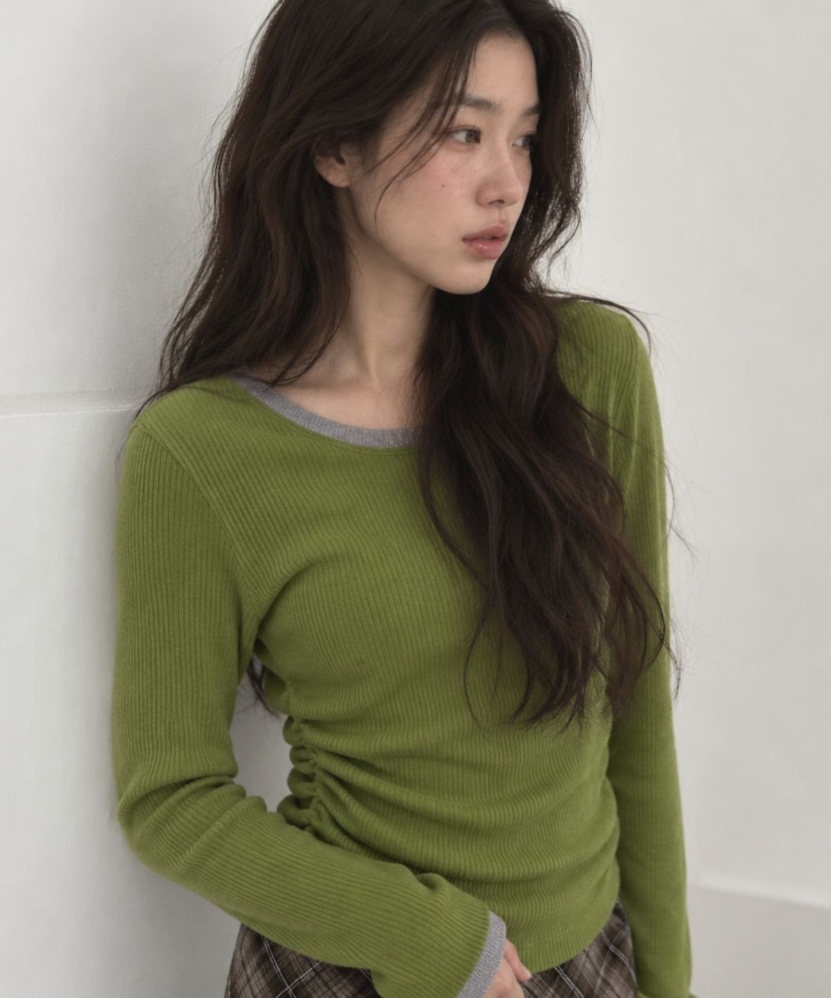 넌즈시(NUNZSI) 앙고라 셔링 배색 티셔츠 올리브