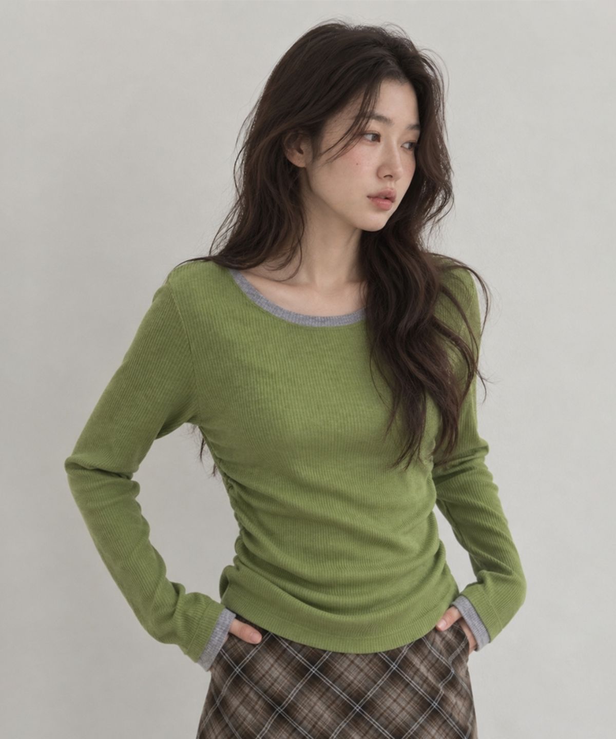 넌즈시(NUNZSI) 앙고라 셔링 배색 티셔츠 올리브