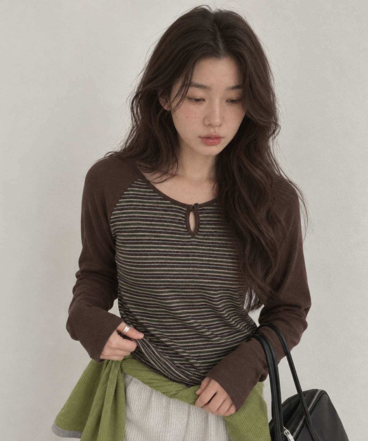 넌즈시(NUNZSI) 스트라이프 레글런 단추 티셔츠 브라운