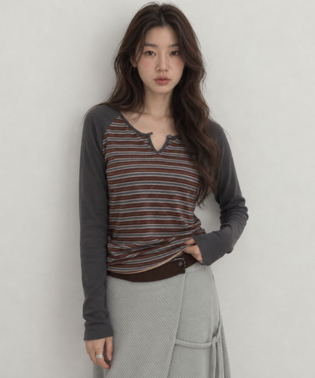 넌즈시(NUNZSI) 스트라이프 레글런 단추 티셔츠 그레이