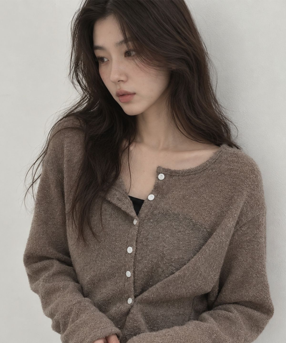 넌즈시(NUNZSI) 울 부클 헨리넥 풀오버 모카