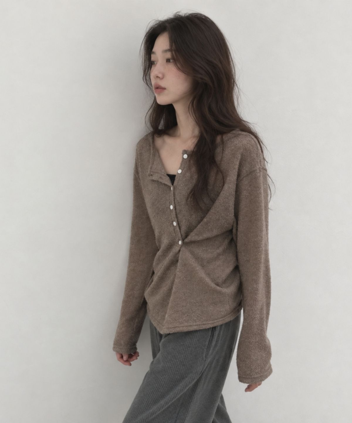 넌즈시(NUNZSI) 울 부클 헨리넥 풀오버 모카