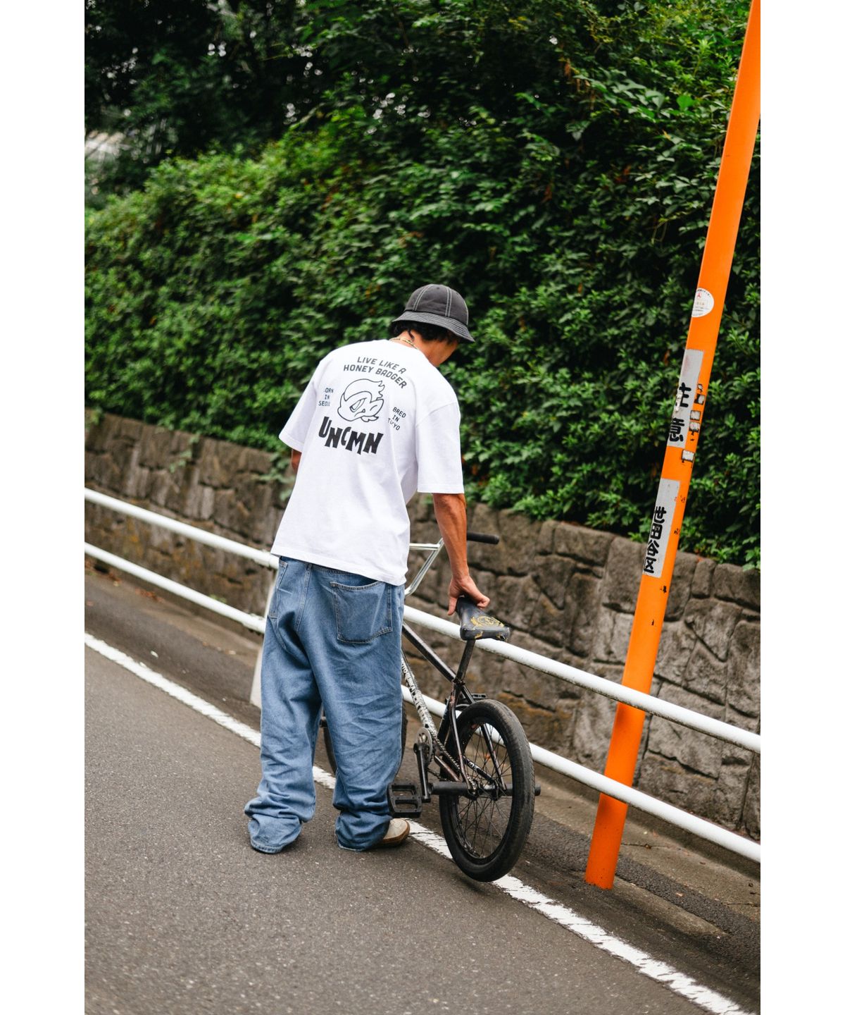 언커먼(UNCMN) LIVE LIKE HONEY BADGER T-SHIRT BLACK
