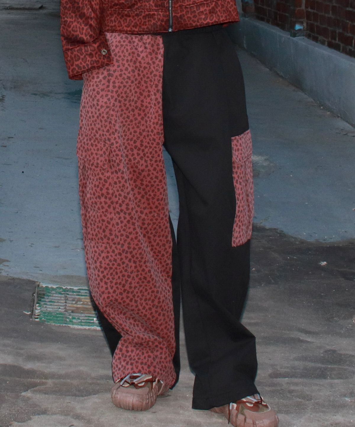 드마크(DEMARC) M Asymmetrical leopard Cargo Wide track pants - Burgundy & Black