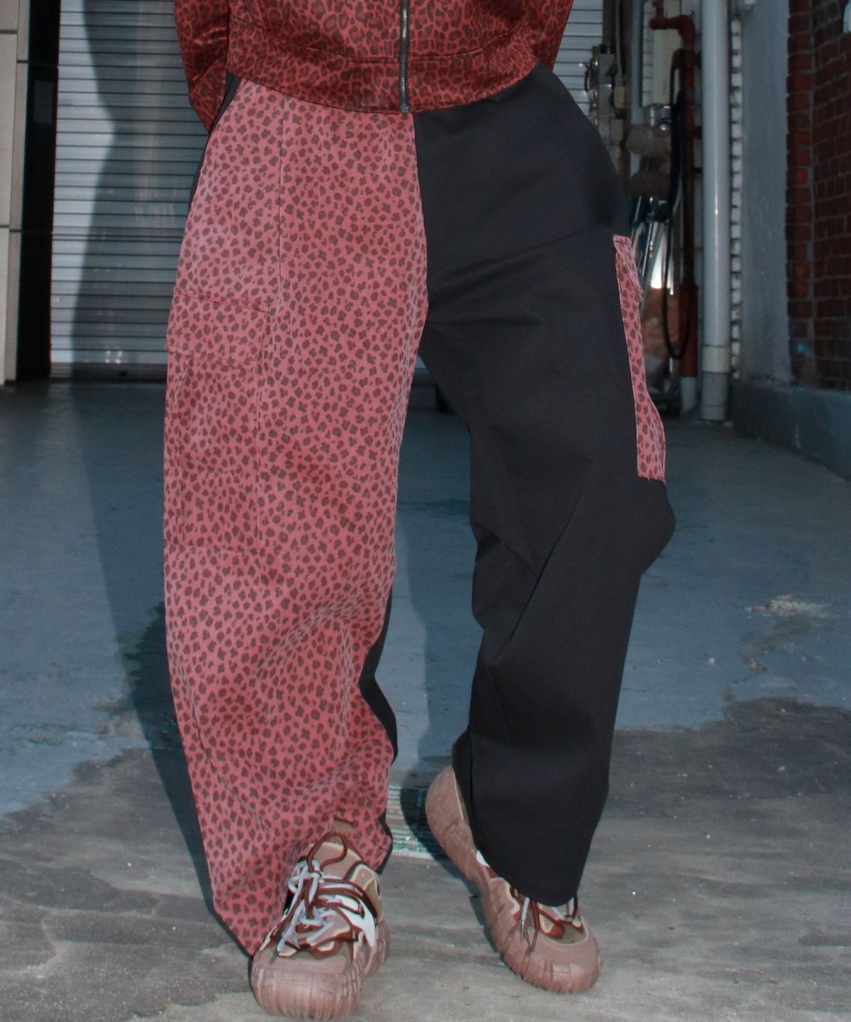드마크(DEMARC) M Asymmetrical leopard Cargo Wide track pants - Burgundy & Black